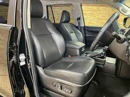 【レザーシート】ならではの高級感あふれる内装がこたわりのアイテム。見た目の高級感とより上質な座り心地をお楽しみください。