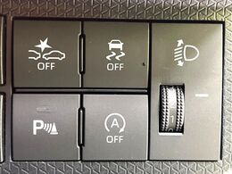 【スマートアシスト】走行中に前方の車両等を認識し、衝突しそうな時は警報とブレーキで衝突回避と被害軽減をアシスト。より安全にドライブをお楽しみいただけます。