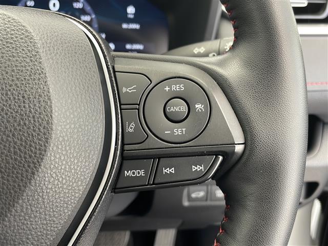 【レーダークルーズコントロール】先行車が停止した時は自車も停止して停止状態を保持、先行車が発進した時はドライバー操作により発進し、追従走行を再開します。