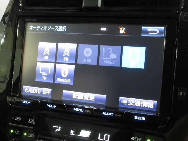 ナビゲーションはトヨタ純正メモリーナビ(DSZT-YC4T)を装着しております。AM、FM、CD、DVD再生、Bluetooth、音楽録音再生、フルセグTVがご使用いただけます。