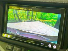 【バックカメラ】駐車時に後方がリアルタイム映像で確認できます。大型商業施設や立体駐車場での駐車時や、夜間のバック時に大活躍！運転スキルに関わらず、今や必須となった装備のひとつです！