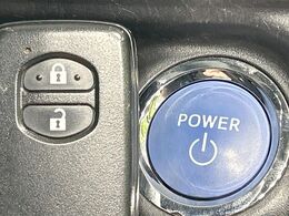 【スマートキー】カバンやポケットに入れたままでもドアの施錠・解錠が可能なスマートキーを装備。エンジンのオン・オフ時もカギを取り出す必要が無いからとっても便利です♪