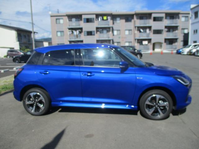 右側です