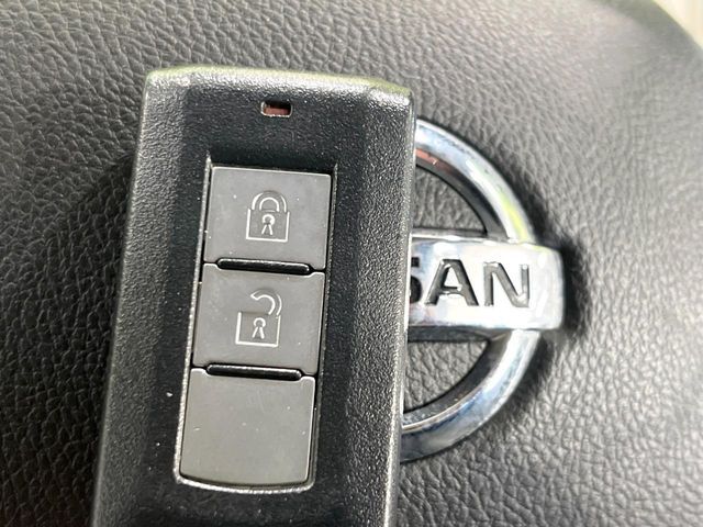 【インテリジェントキー】カバンやポケットに入れたままでもドアの施錠・解錠が可能なスマートキーを装備。エンジンのオン・オフ時もカギを取り出す必要が無いからとっても便利です♪