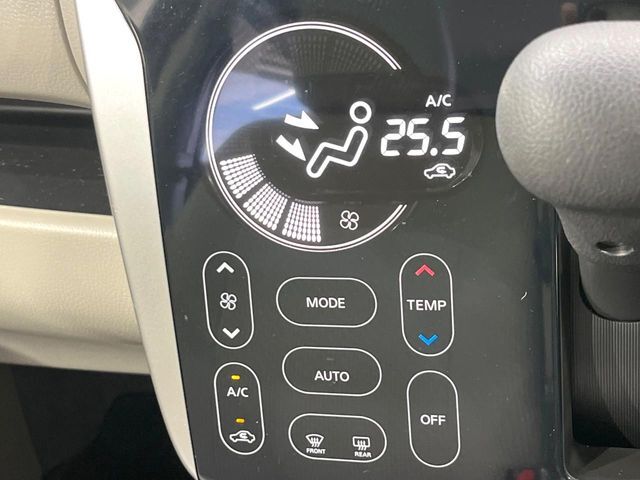 【オートエアコン】一度お好みの温度に設定すれば、車内の温度を検知し風量や温度を自動で調整。暑い…寒い…と何度もスイッチ操作をする必要はありません。快適な車内空間には必須の機能ですね♪