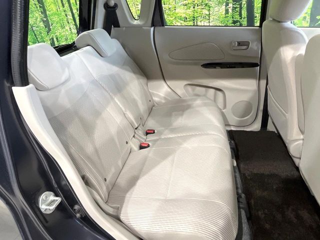 後部座席も気になるようなキズ・汚れやへたり等、大きなダメージはなく、良好な状態です。