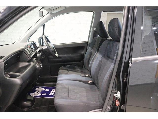 体格に合わせてシートの位置をきめ細かく調節できるので、いつでも最適な運転姿勢をキープ。操作も軽く、ラクラクです