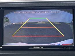 【バックカメラ】駐車時に後方がリアルタイム映像で確認できます。大型商業施設や立体駐車場での駐車時や、夜間のバック時に大活躍！運転スキルに関わらず、今や必須となった装備のひとつです！