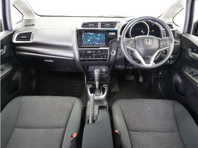 視界広々で非常に運転しやすくロングドライブでも疲れを感じさせないすっきりとまとまったインパネ周りです。