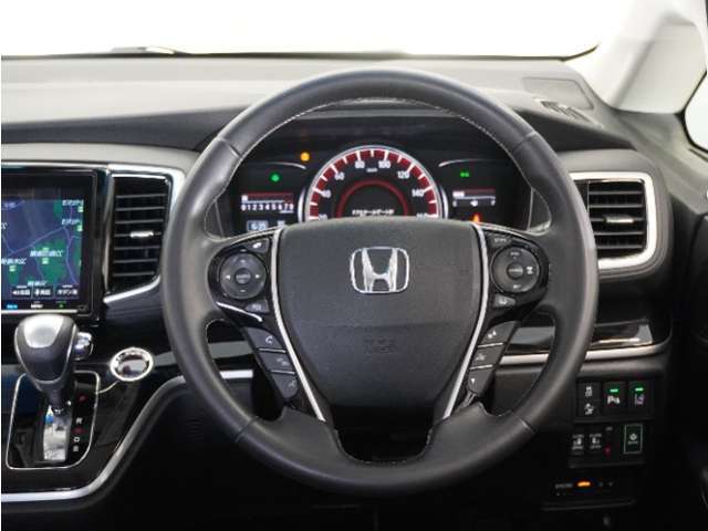 【Honda SENSING】 カメラ等装置で精度の高い検知能力を発揮、安全運転を支援します。ステアリング上のコントローラーに注目！