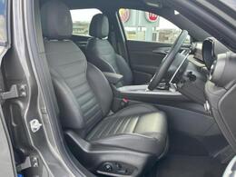 レザーシートを備えた前席にはシートヒーターとベンチレーションシステムを採用。常に快適にドライビングの楽しさを高めてくれます。