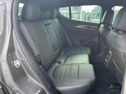 ブラック基調のクールな空間はアルファロメオの名にふさわしい雰囲気を醸し出す。