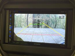 【バックカメラ】駐車時に後方がリアルタイム映像で確認できます。大型商業施設や立体駐車場での駐車時や、夜間のバック時に大活躍！運転スキルに関わらず、今や必須となった装備のひとつです！