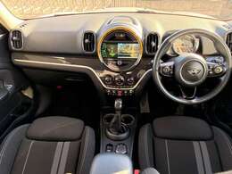 MINIらしいトグルスイッチを採用、センターの赤いスイッチがエンジンのスタートボタンになります。