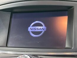 【純正ナビ】人気の純正ナビを装備しております。ナビの使いやすさはもちろん、オーディオ機能も充実！キャンプや旅行はもちろん、通勤や買い物など普段のドライブも楽しくなるはず♪