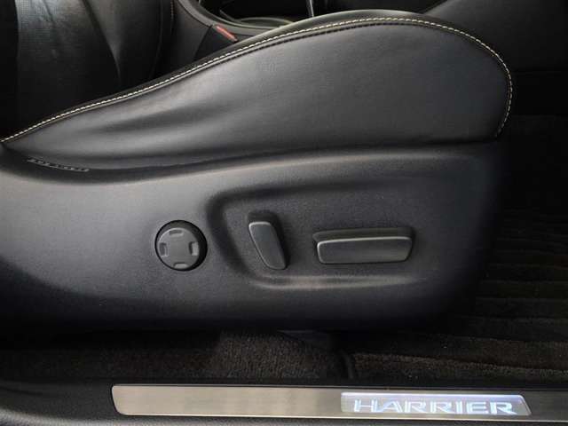 パワーシート搭載。微妙な調整が手軽にでき、ピッタリのポジションで運転することが可能です。