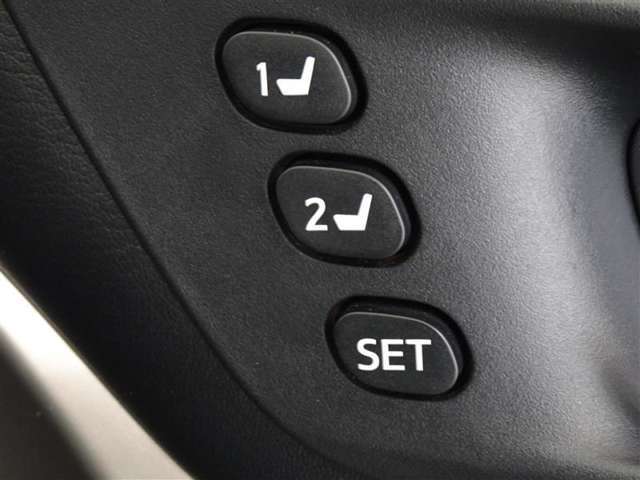 運転席のパワーシートは2名様分までメモリー機能付きです。