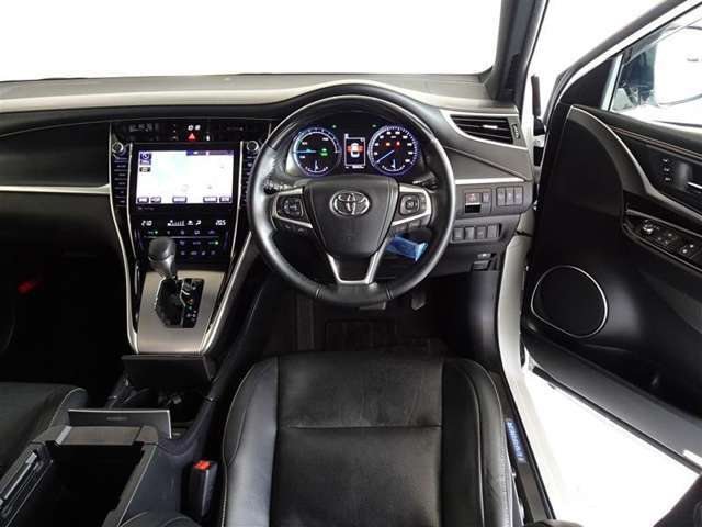 ウッド調と革巻きステアリングで快適な操作性の運転席です。