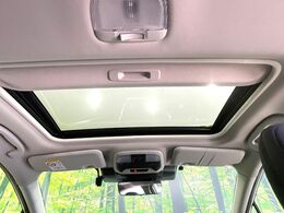 【サンルーフ】開放感たっぷりの希少装備、サンルーフが装着されています！車内に明かりを取り入れたり景色を楽しむ以外にも、車内の空気も簡単に換気できて快適です！