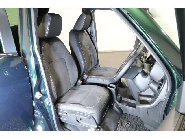 すわり心地の良い運転席・助手席です。長時間のドライブの疲れ軽減に貢献します。どうぞ快適なドライブを♪