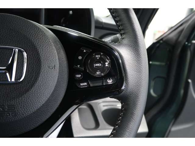 Hondaセンシングの機能のひとつ、アダプティブクルーズコントロール付！アクセルから足を離しても設定したスピードと前車との車間を保ち走行してくれます！車線維持もアシスト☆高速道路で疲労軽減ですね☆