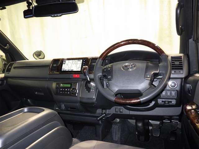 運転の際、常に目にする部分だけにシックで飽きのこないデザインが良いですね。