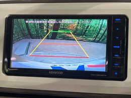 【バックカメラ】駐車時に後方がリアルタイム映像で確認できます。大型商業施設や立体駐車場での駐車時や、夜間のバック時に大活躍！運転スキルに関わらず、今や必須となった装備のひとつです！
