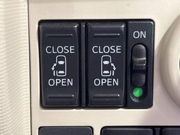 【両側パワースライドドア】スマートキーや運転席のスイッチで後席両側スライドドアの開閉が可能♪電動だから力を入れてドアを開ける必要が無く、小さなお子様でも簡単に開け閉めでき快適です♪