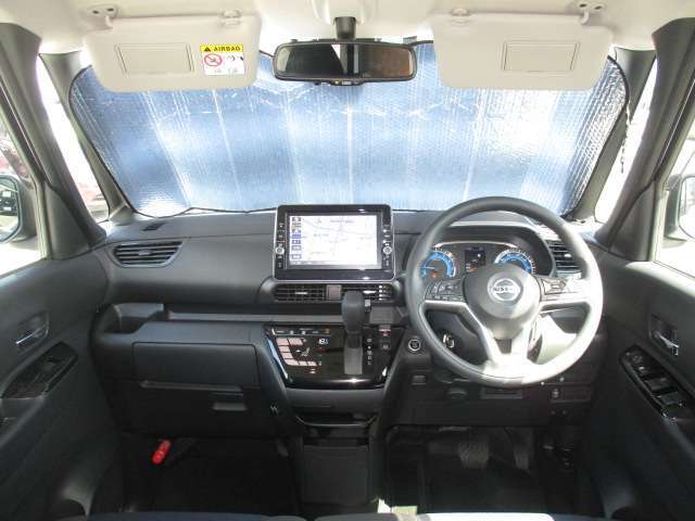 広いフロントガラスで視界良好の運転席。