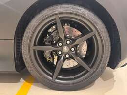 20インチ純正ホイール【ホイールセンターキャップはカーボンファイバー製となっております。】