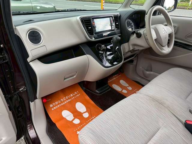 室内にも嫌な臭いも無く気持ちよくお乗り頂けます★内装も広々で目立つ汚れも無く綺麗ですよ！外装も綺麗で、お手ごろ価格で展示させて頂いております！！試乗もできますのでお気軽にお問い合わせください！