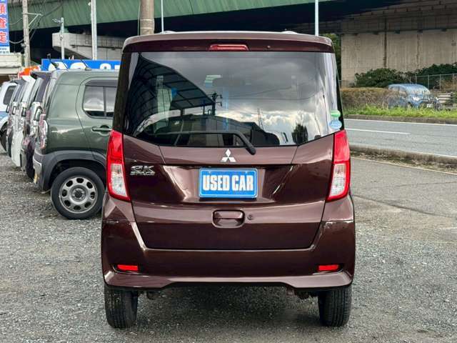 後からの一枚★外装は専任のスタッフが真心こめて丁寧に磨き上げておりますので、ピカピカに仕上がっております！又、当店でのお車をご購入のお客様はオイル交換が無料となっております！！