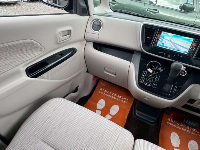 ★助手席のグローブボックスです★入庫した際に先ずはスタッフが100項目以上の入庫チェック厳しい規定をクリアーした車両のみを展示しております ★プロの国家2級整備士にお任せ下さい★