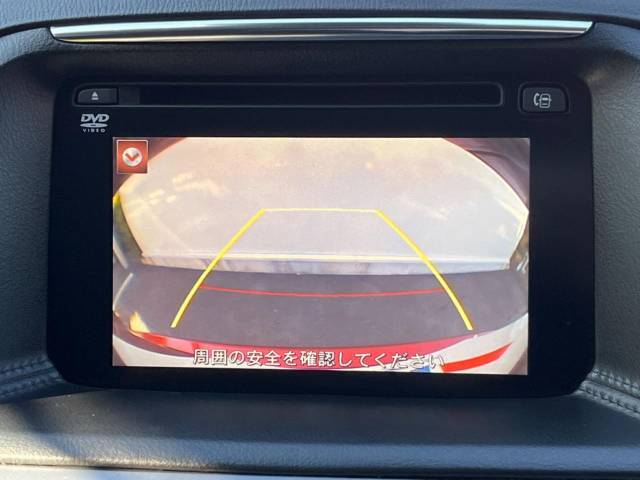 【バックカメラ】駐車時に後方がリアルタイム映像で確認できます。大型商業施設や立体駐車場での駐車時や、夜間のバック時に大活躍！運転スキルに関わらず、今や必須となった装備のひとつです！