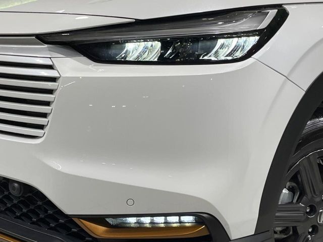 【LEDヘッドライト】悪天候や夜間走行時も良好な視界を確保し安心して運転できる高輝度LEDヘッドライトを装備！点灯速度が早く、消費電力も抑えられています。