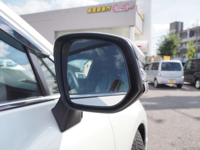 ☆ブラインドスポットモニター☆隣の車両をレーダーで検知、車両が死角エリアに入るとドアミラーに搭載されたLEDインジケーターを点灯してくれます☆