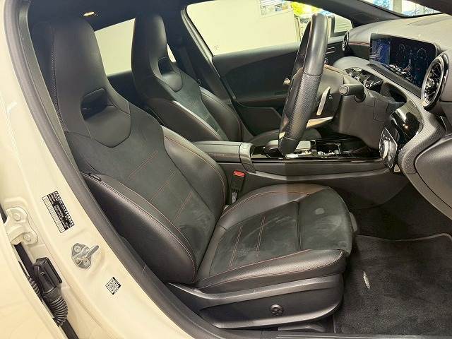 運転席シート廻りは使用感も少なく、良好な状態となっています。丁寧に使われていたことがよくわかりますね。