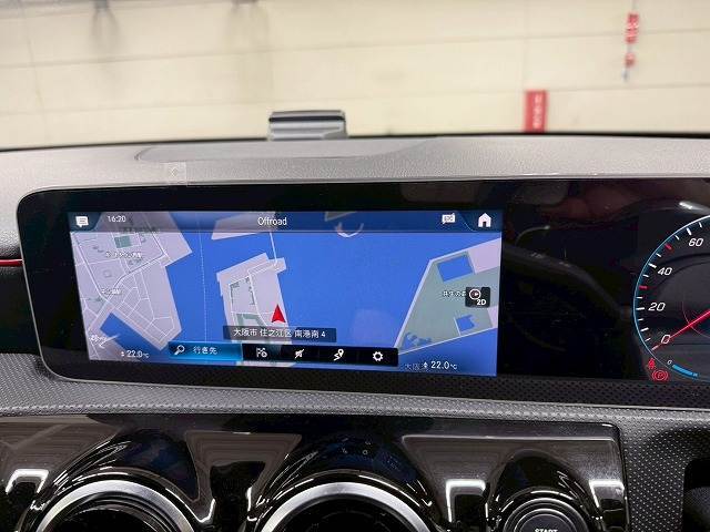 【メーカーオプションナビ】フルセグテレビやブルートゥース接続、DVD再生など多彩な機能を併せ持っており、インパネ周りがすっきりしてますね！