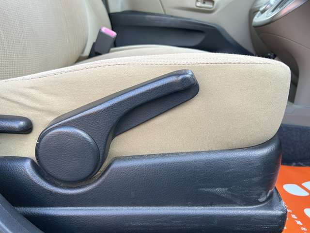 運転席側面の写真です。一番乗り降りが多いのでシートのスレやヘタリのチェックが重要です。