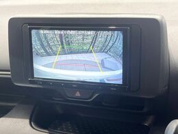 【バックカメラ】駐車時に後方がリアルタイム映像で確認できます。大型商業施設や立体駐車場での駐車時や、夜間のバック時に大活躍！運転スキルに関わらず、今や必須となった装備のひとつです！
