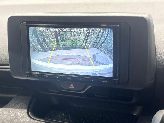 【バックカメラ】駐車時に後方がリアルタイム映像で確認できます。大型商業施設や立体駐車場での駐車時や、夜間のバック時に大活躍！運転スキルに関わらず、今や必須となった装備のひとつです！