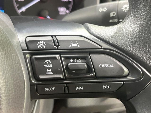 【レーダークルーズコントロール】高速道路での長距離走行が楽に！！自動で速度を保つクルーズコントロールが、衝突軽減システムと連携し、前方の車両を感知して車間を保つように速度調節してくれます！！