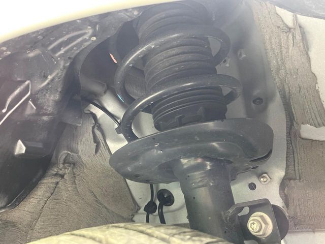 お車を安心してお乗りいただく為には、足回りの定期点検が欠かせません。サービスサポート（有償保証）では無料点検もご提供しており、安心のカーライフをお過ごしいただけるサポート体制が整っています。