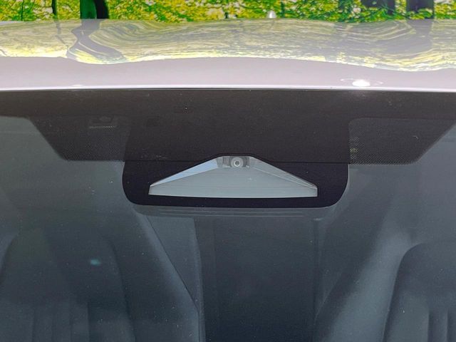【トヨタセーフティセンス】走行中に前方の車両等を認識し、衝突しそうな時は警報とブレーキで衝突回避と被害軽減をアシスト。より安全にドライブをお楽しみいただけます。