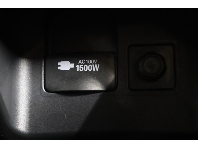 家庭用と同じコンセント【100V・1500W電源】を車内に設置。PCなどの電気製品に対応し、車内にいながらお仕事などが行えます。停電などの非常時にも使える便利なアイテムです。