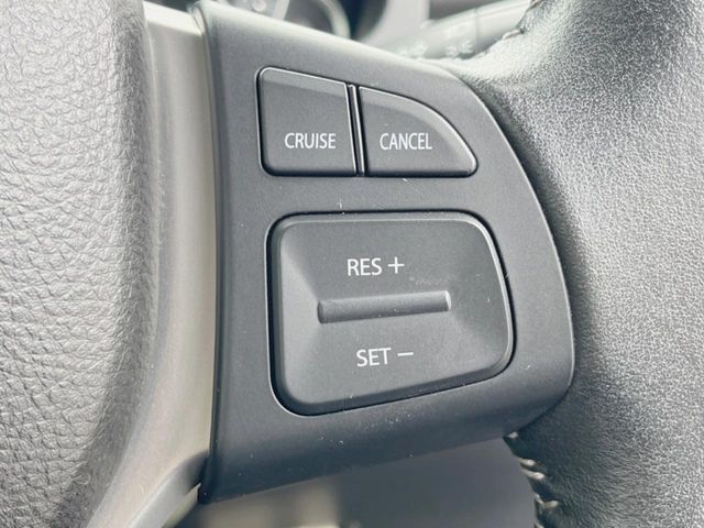 【クルーズコントロール】高速道路もラクラク走行。アクセルを離しても一定速度で走行ができ、長距離運転時の負担を軽減！加速・減速も簡単なスイッチ操作で調整できます。