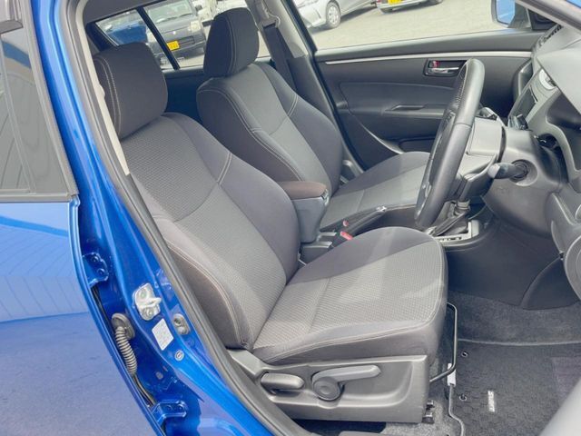 運転席シート廻りは使用感も少なく、良好な状態となっています。前オーナー様が丁寧に使っていたことがよくわかりますね。