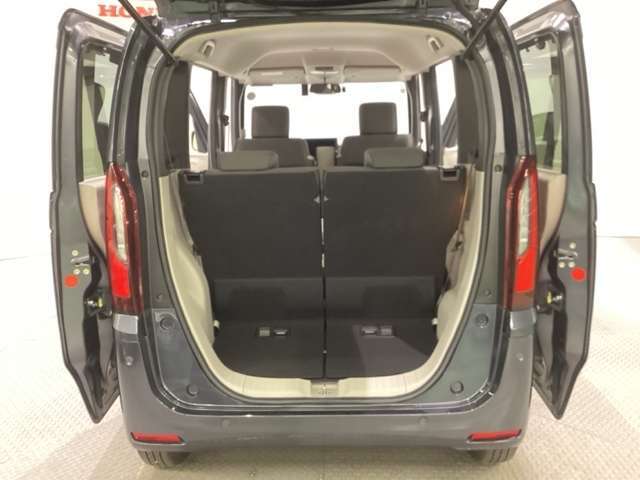 開口部も広く荷物の積み下ろしもしやすいお車となっております。シートの背もたれは5：5の割合で背もたれを可倒でき、前後のシートスライドもできるので荷室をひろげることができます。