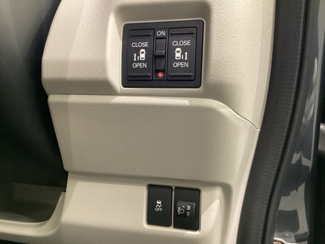 リアドアは乗り降りに便利な両側電動スライドドアです。その下にはヘッドライトレベライザーとHondaセンシング用のVSA（ABS＋TCS＋横滑り抑制）の解除スイッチがついています。