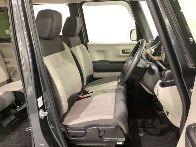 女性でも運転がしやすいように、シートの高さ調整機能（シートリフター）がついています。運転席と助手席の間が空いている為、助手席側への移動がスムーズです。交通量の多い道でも助手席側から乗り降りができます。